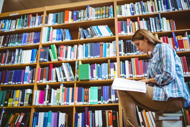 Rijpe student in de bibliotheek