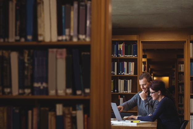 Rijpe studenten die samenwerken in universiteitsbibliotheek