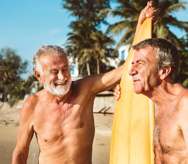 Rijpe surfers op het strand