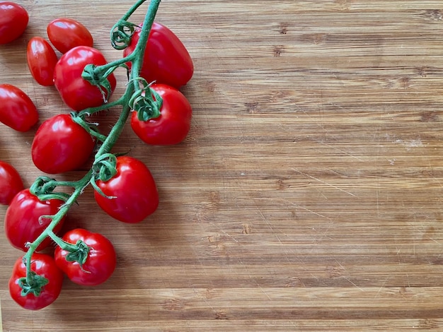 Rijpe tomaat op snijplank
