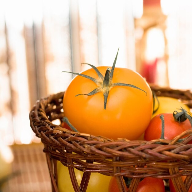 Rijpe tomaten biologische groenten en gezond eten gestileerd concept