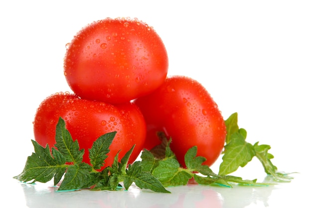 Rijpe tomaten geïsoleerd op wit