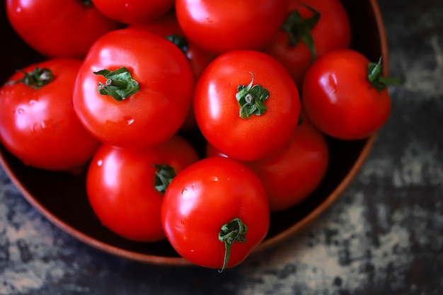 Rijpe tomaten in een kom