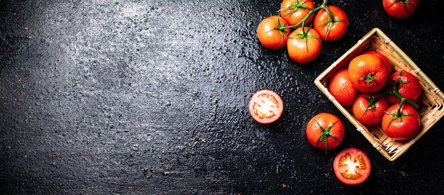 Rijpe tomaten in een mand