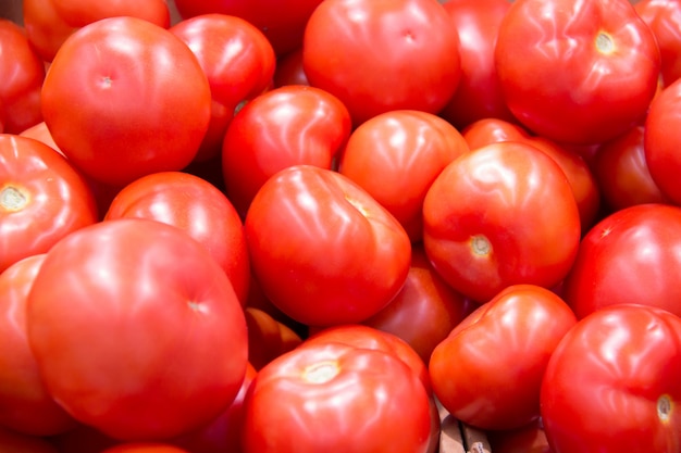 Rijpe tomaten op de markt