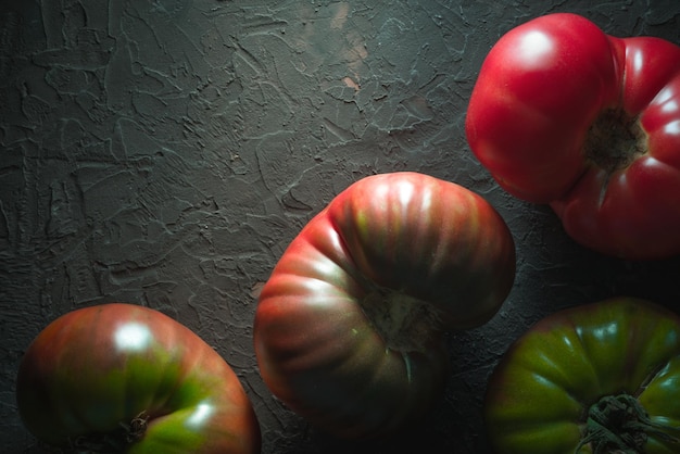 Rijpe tomaten op een grijze diagonaal als achtergrond