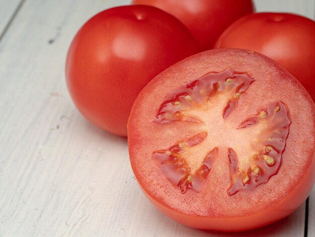 rijpe tomaten op een witte houten tafel