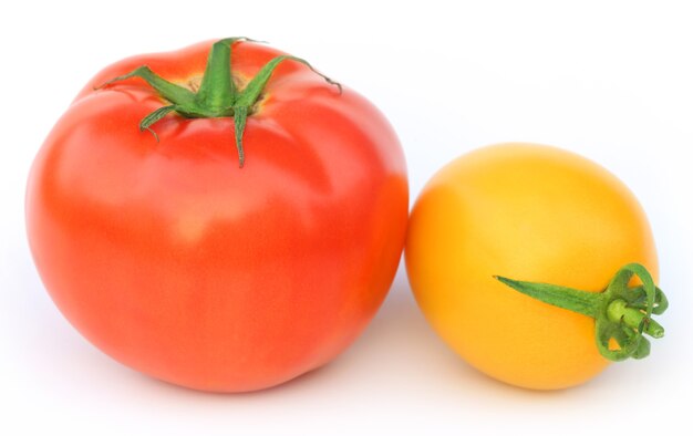 Rijpe tomaten van twee kleuren op witte achtergrond