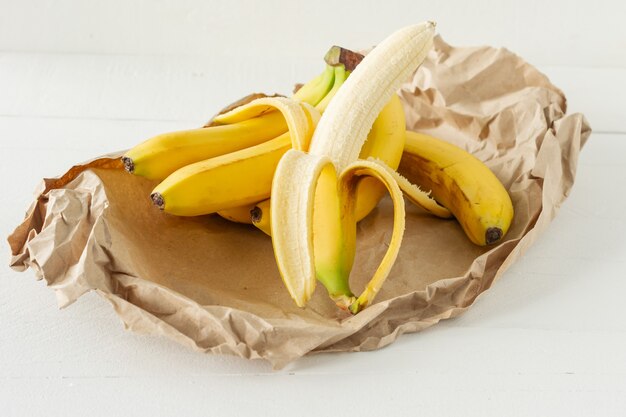 Rijpe tros bananen in papieren zak. Gezond eetconcept.