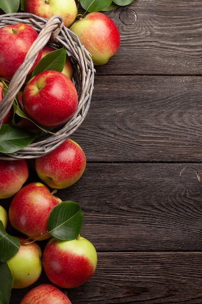 Rijpe tuinappelvruchten op houten tafel