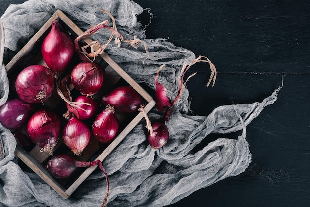 Rijpe ui Op een houten ondergrond Bovenaanzicht Vrije ruimte voor uw tekst