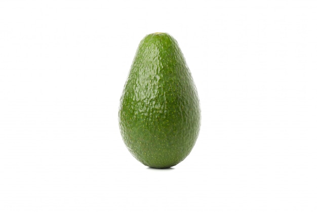 Rijpe verse avocado die op geïsoleerd wit wordt geïsoleerd