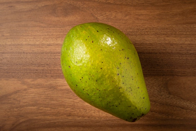 Rijpe verse avocado op tafel