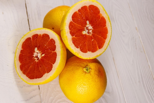 Rijpe verse grapefruits op witte houten tafel