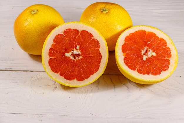 Rijpe verse grapefruits op witte houten tafel