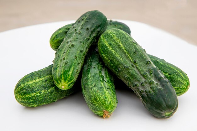 Rijpe verse groene komkommers gemarkeerd op een witte achtergrond Een jonge zomeroogst vitamines en goede gezonde voeding