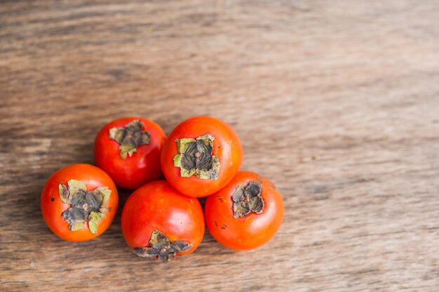 Rijpe verse kaki op houten bord