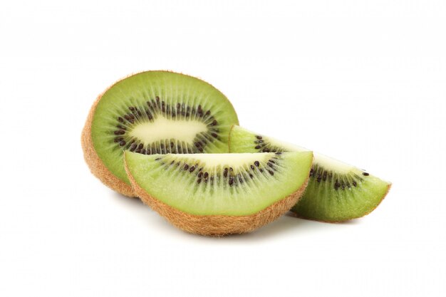 Rijpe verse kiwi die op witte oppervlakte wordt geïsoleerd