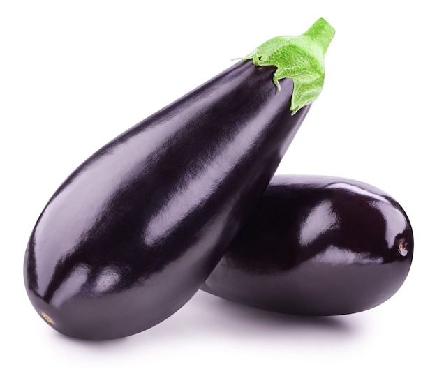 Rijpe verse rauwe paarse aubergine geïsoleerd