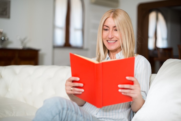 Rijpe vrouw die een boek leest