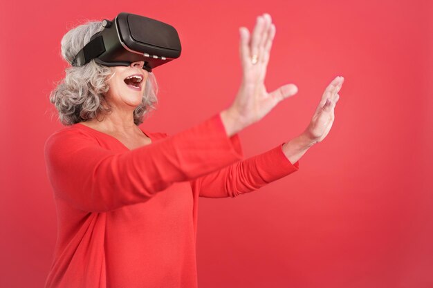 Rijpe vrouw gebaren tijdens het gebruik van een virtual reality-bril