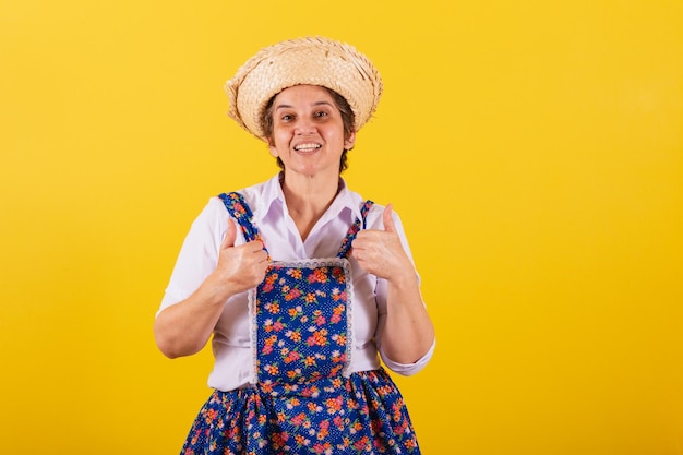 Rijpe vrouw gekleed in typische Festa Junina-kleding Duim omhoog goedkeuring bevestigende bevestiging