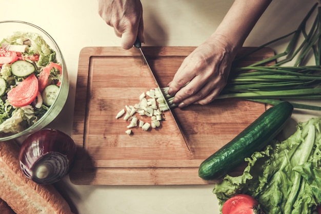 Rijpe vrouw in de keuken