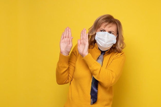 Rijpe vrouw met een beschermend masker om de infectie van de ziekte corona virus covid19 te stoppen