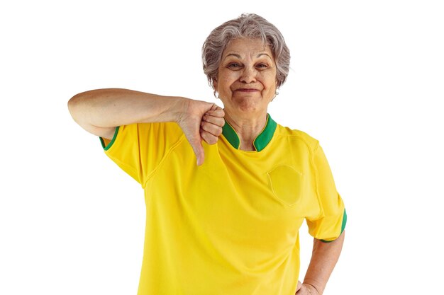 Rijpe vrouw met voetbalteam geel shirt geïsoleerd op wit