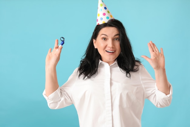 Rijpe vrouw viert verjaardag op kleur