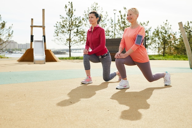 Rijpe vrouwen joggen buitenshuis