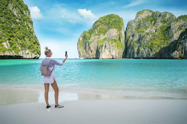 Rijpe vrouwen maken selfie op het strand en genieten van het prachtige tropische witte zandstrand aan de Maya-baai in Krabi Thailand Zomervakantie en reizen