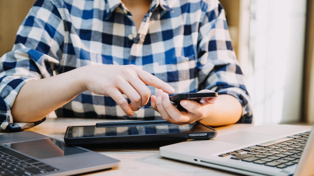 Rijpe zakenman die een digitale tablet gebruikt om informatie met een jongere collega te bespreken