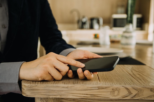 Rijpe zakenman die een digitale tablet gebruikt om informatie met een jongere collega te bespreken