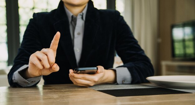 Rijpe zakenman die een digitale tablet gebruikt om informatie met een jongere collega te bespreken