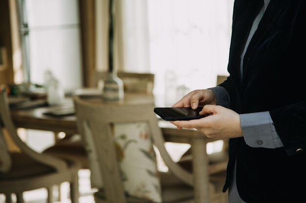 Rijpe zakenman die een digitale tablet gebruikt om informatie te bespreken met een jongere collega in een moder