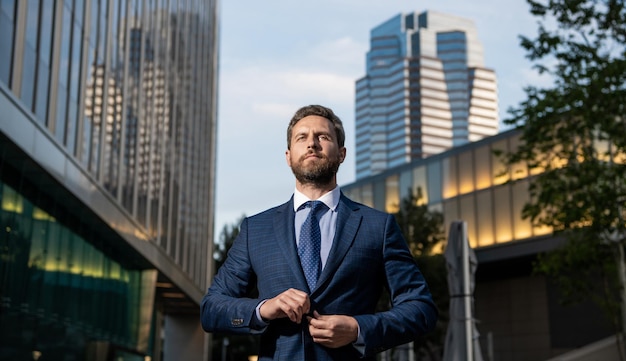 Rijpe zakenman in formalwear zakelijk succes succesvolle man in zakelijk pak