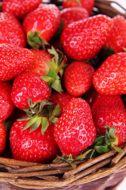 Rijpe zoete aardbeien in rieten mandclose-up