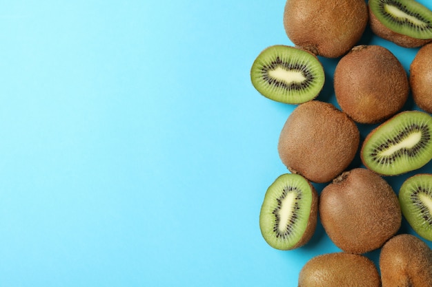 Rijpe zoete kiwi op blauw oppervlak