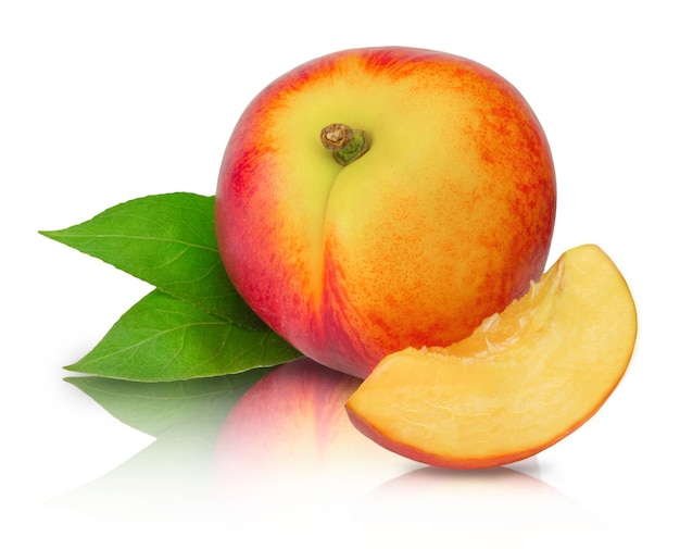 Rijpe zoete nectarine en nectarine segment geïsoleerd