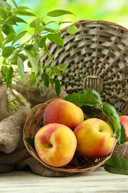 Rijpe zoete perziken op houten tafel in de tuin