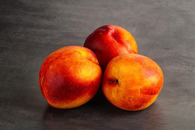 Rijpe zoete sappige verse rode nectarines hoop