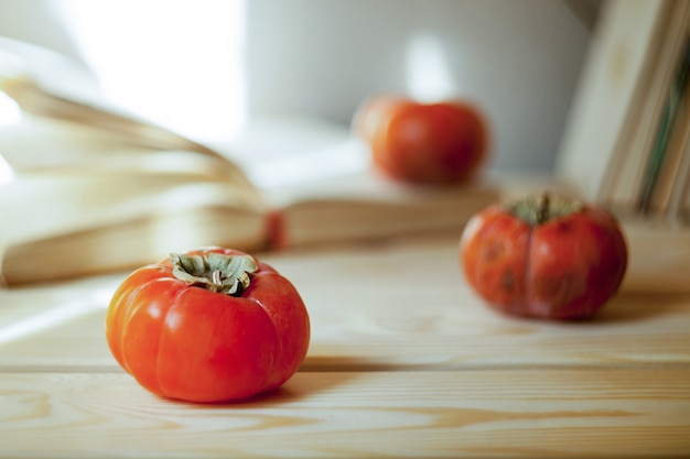 Rijpe zoete tomaten, op houten achtergrond in zonnige lichten, selectieve nadruk