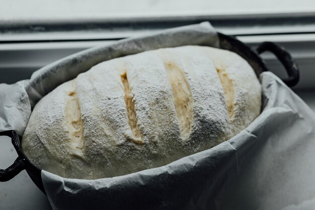 Rijsbrood Rauw deeg in een rijskom zelfgemaakt brood van wilde gist