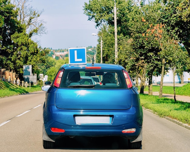 Rijschool auto op de weg in Polen