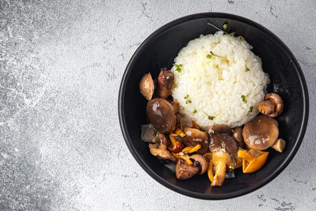 Rijst champignons risotto gezonde maaltijd eten dieet snack op tafel kopieer ruimte voedsel
