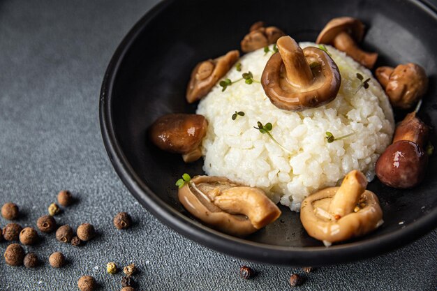 Rijst champignons risotto tweede gangen maaltijd snack op tafel kopieer ruimte voedsel achtergrond