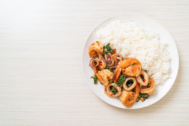 Rijst en roergebakken zeevruchten met thaise basilicum