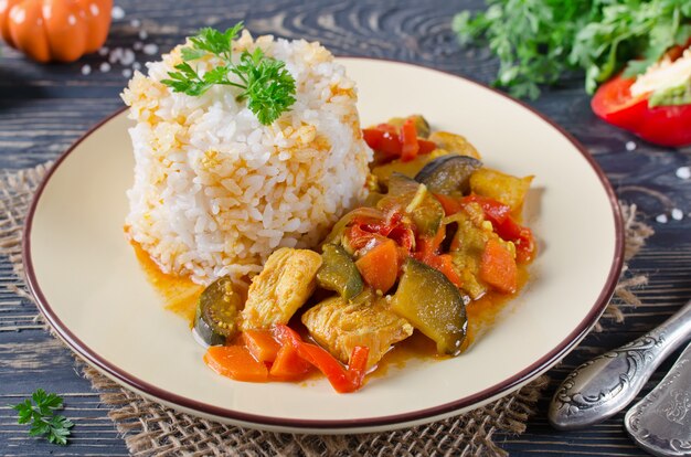 Rijst en stoofpotje met kip en groenten