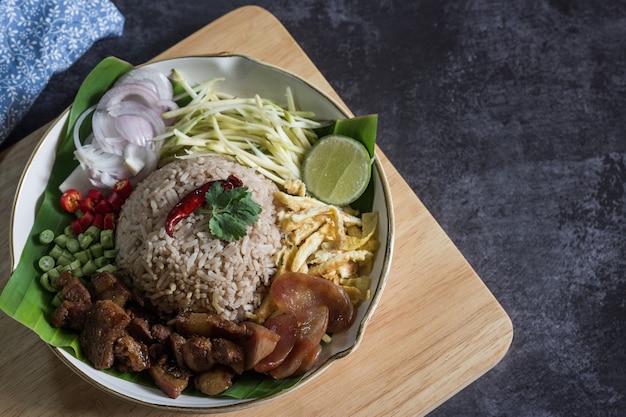 Rijst gemengd met garnalenpasta Thaise traditionele gerechten